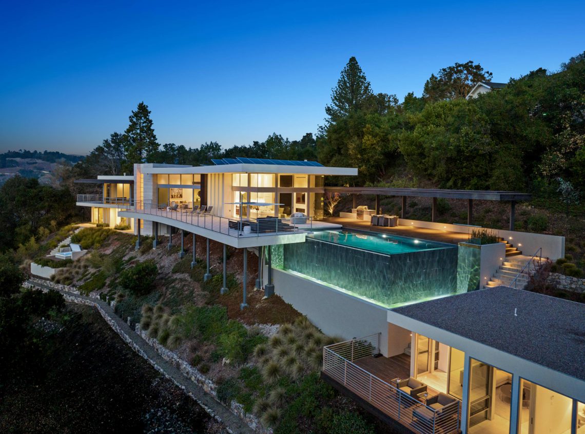 Cantilevered House Soaks in the Bay Area’s Unique Topography—and Weather