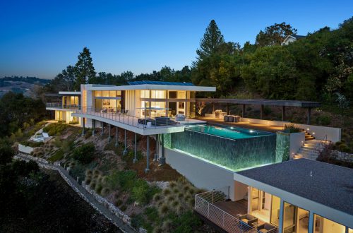 Cantilevered House Soaks in the Bay Area’s Unique Topography—and Weather